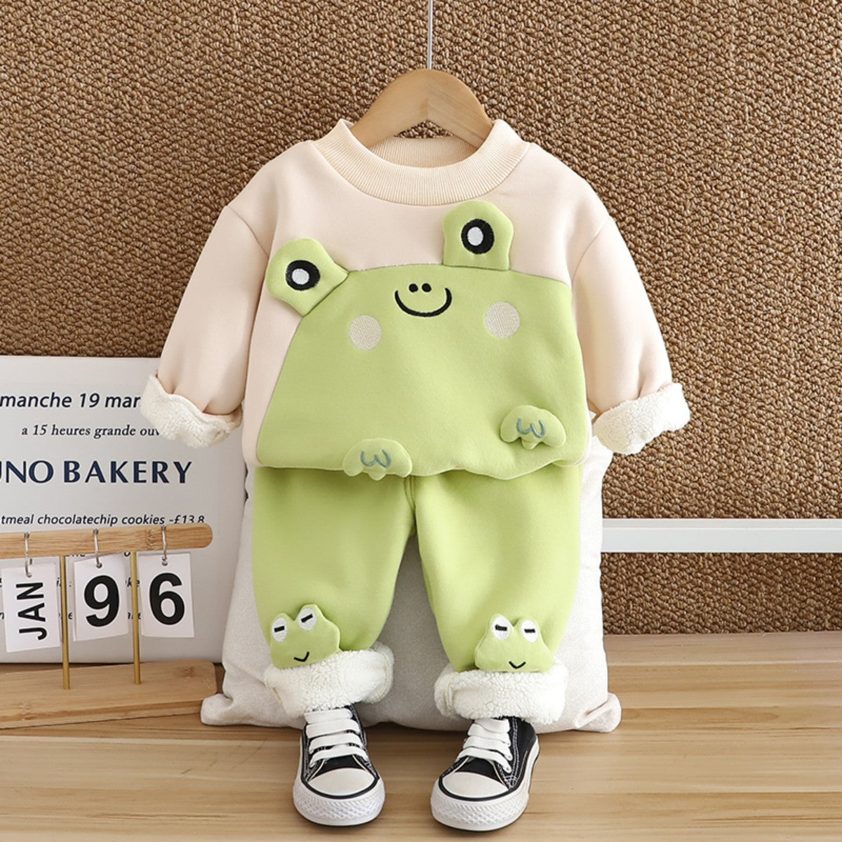 Boys autumn and winter clothes plus velvet thickened stylish suit children baby cartoon winter clothes frog sweater two-piece suit