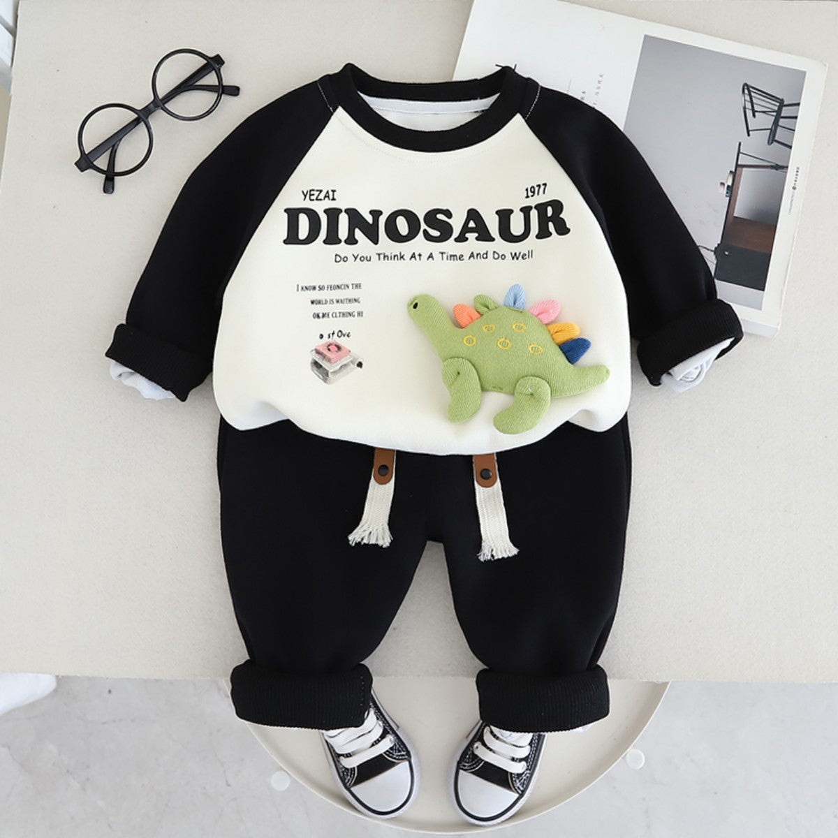 Boys autumn round neck clothing suit new small and medium-sized children's baby three-dimensional cartoon dinosaur sweater two-piece suit