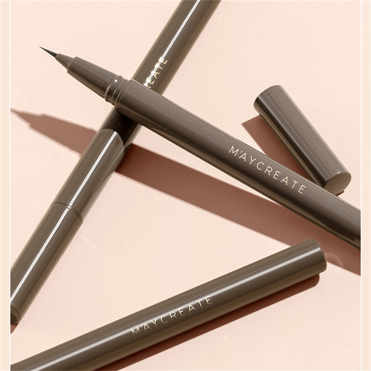 Ultra-fine eyeliner, waterproof and smudge-proof eyeliner that goes all the way down to the lower eyelid