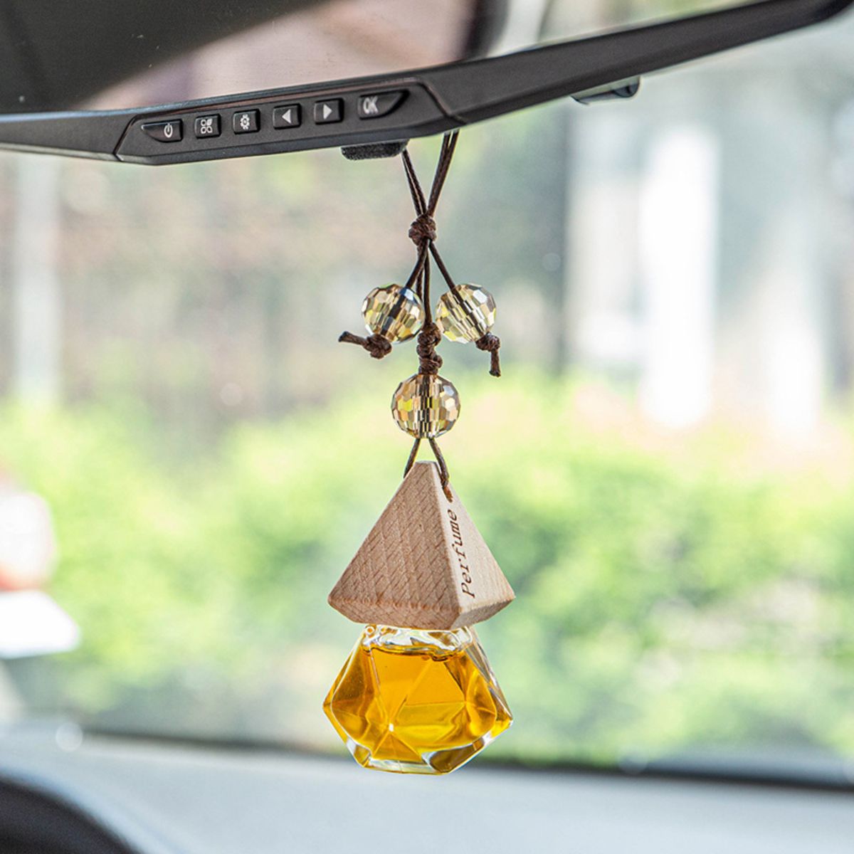 Car perfume pendant, high-end long-lasting light fragrance for men and women, car-specific accessories pendant, aromatherapy and deodorization