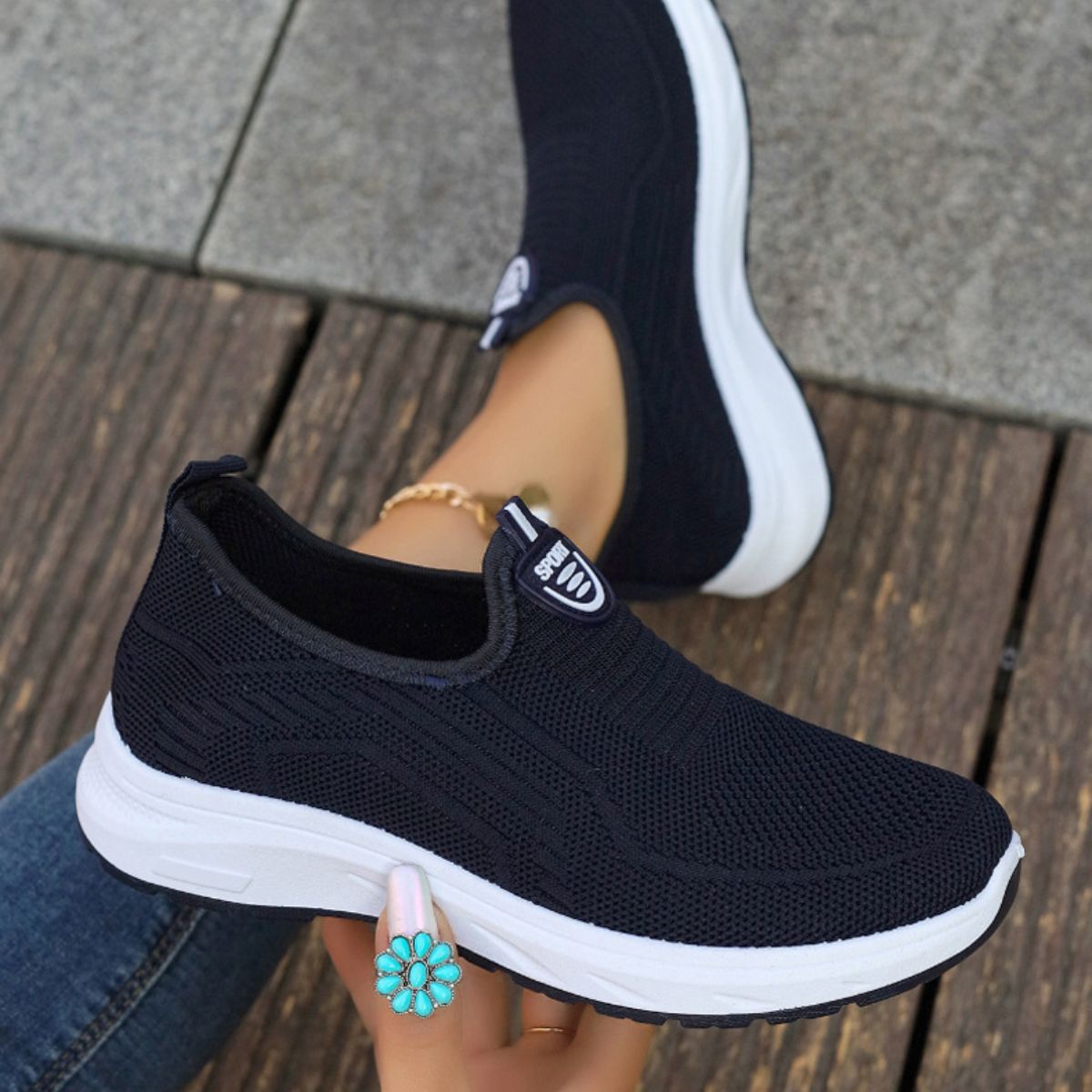 Comfortable flying woven slip-on shoes for mothers women