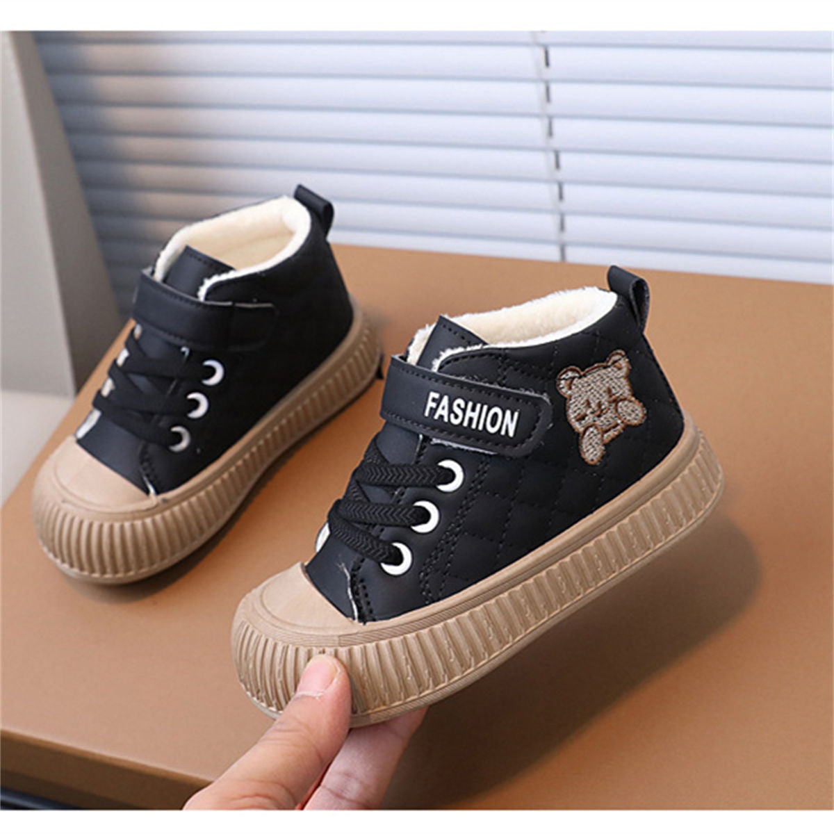 Children&#39;s winter velvet and cute embroidered bear waterproof soft-soled high-top sneakers