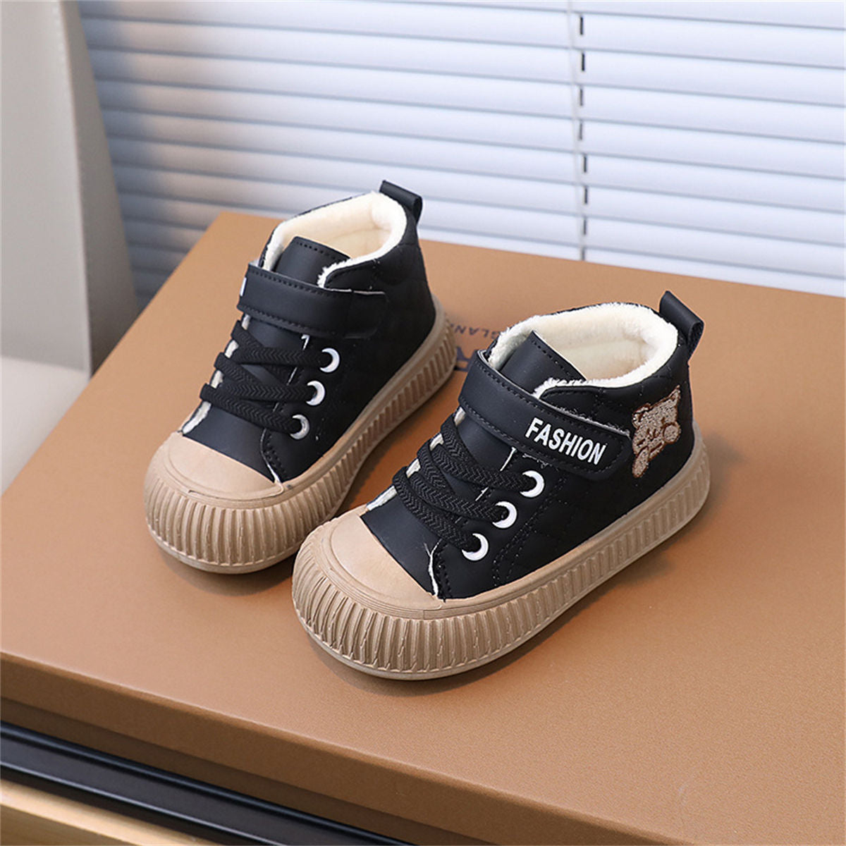 Children&#39;s winter velvet and cute embroidered bear waterproof soft-soled high-top sneakers