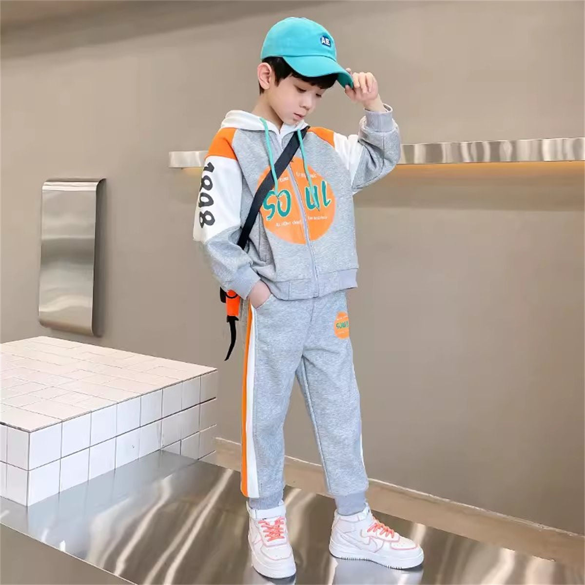 Two-piece color matching sweater suit for middle and large boys in autumn and winter