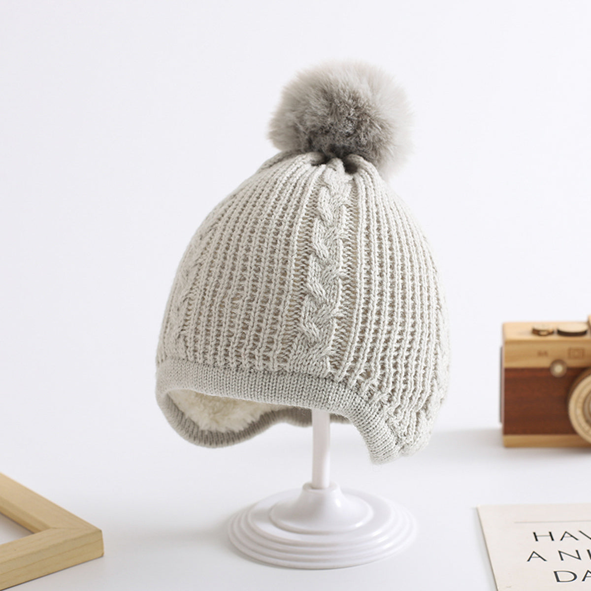 Children's woolen hat with fur ball