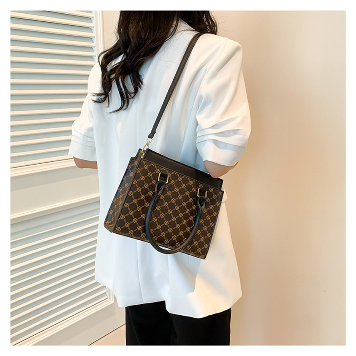 Ladies retro temperament printed style fashionable and versatile large capacity shoulder bag