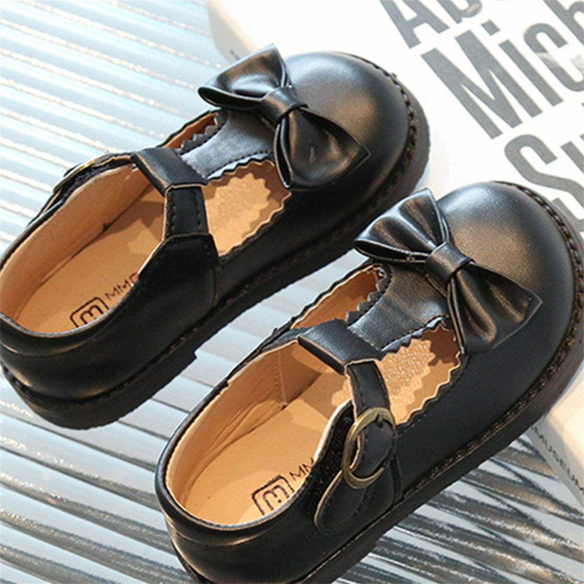 Little girl's spring and autumn cute sweet style butterfly soft bottom non-slip flat leather shoes