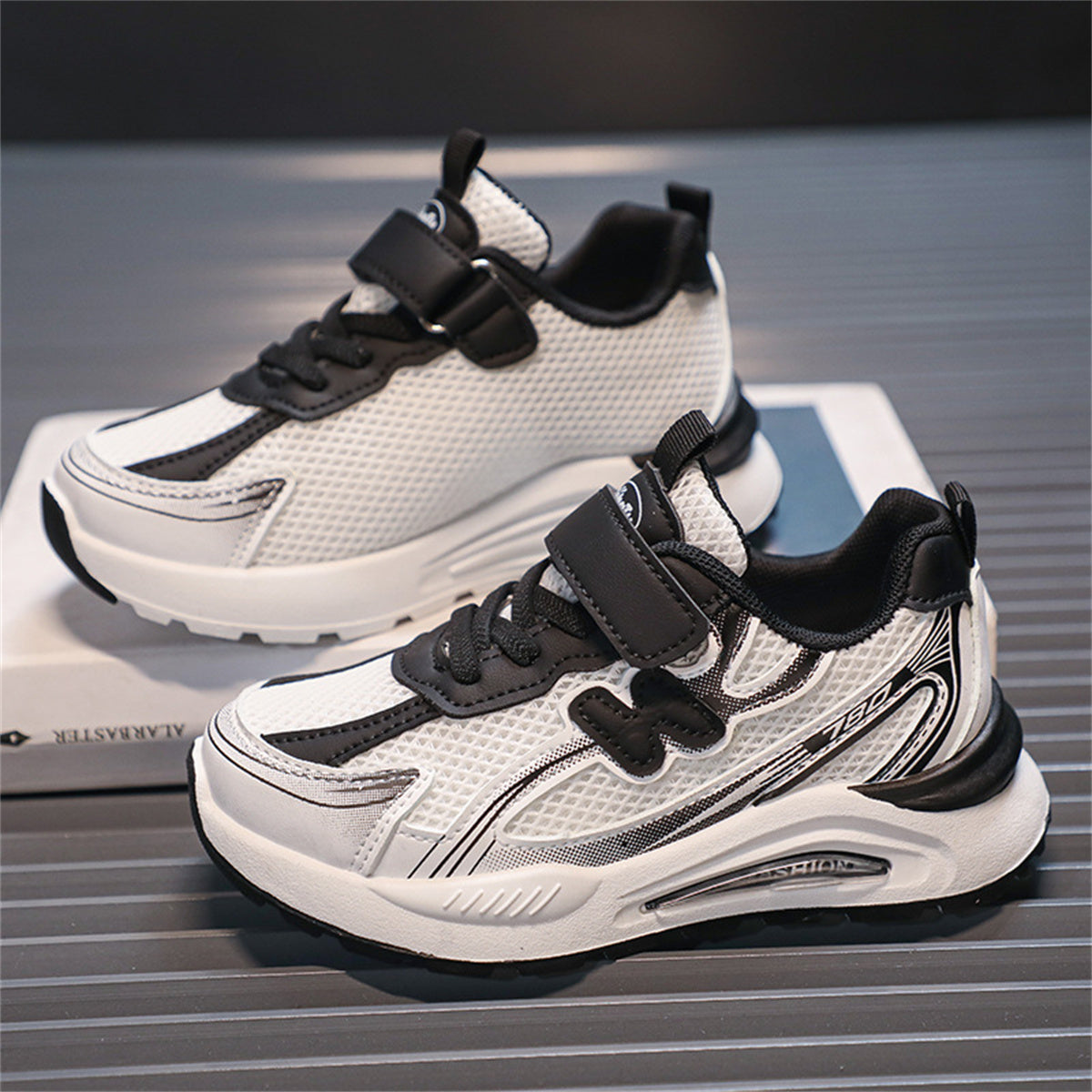 Medium and large boys and girls color matching simple style double mesh breathable ultra-light anti-odor sports shoes