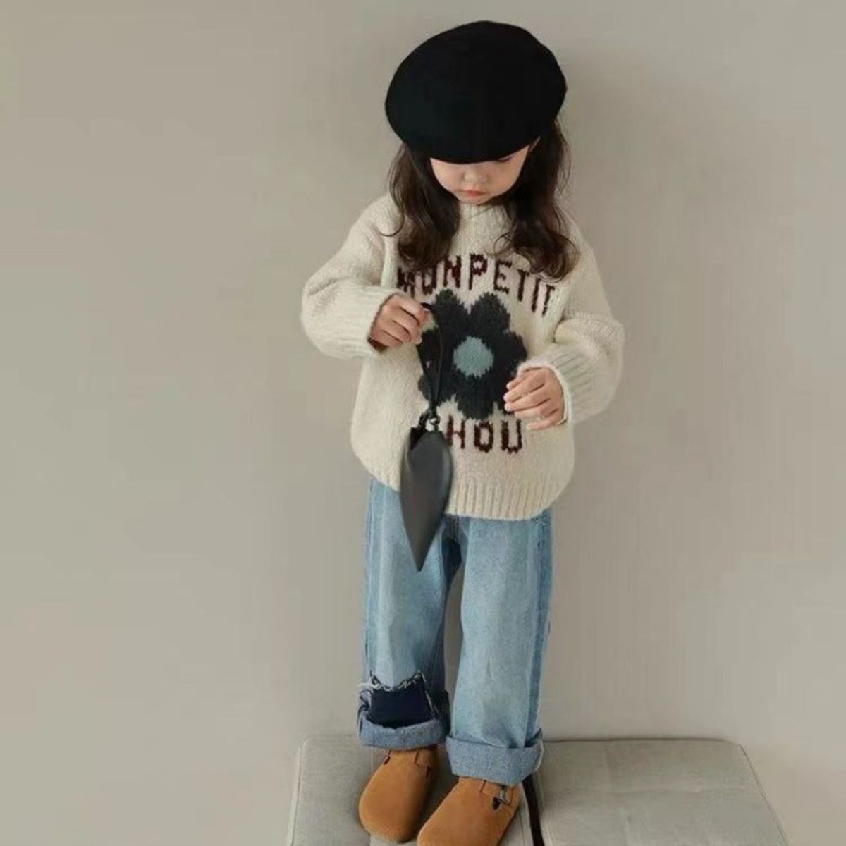 Soft round neck children's clothing shop girls letter flower pullover sweater autumn and winter new children's fashion tops