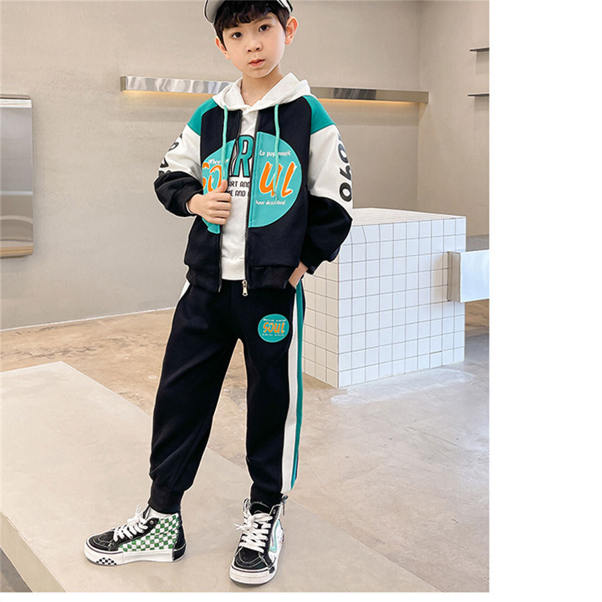 Two-piece color matching sweater suit for middle and large boys in autumn and winter