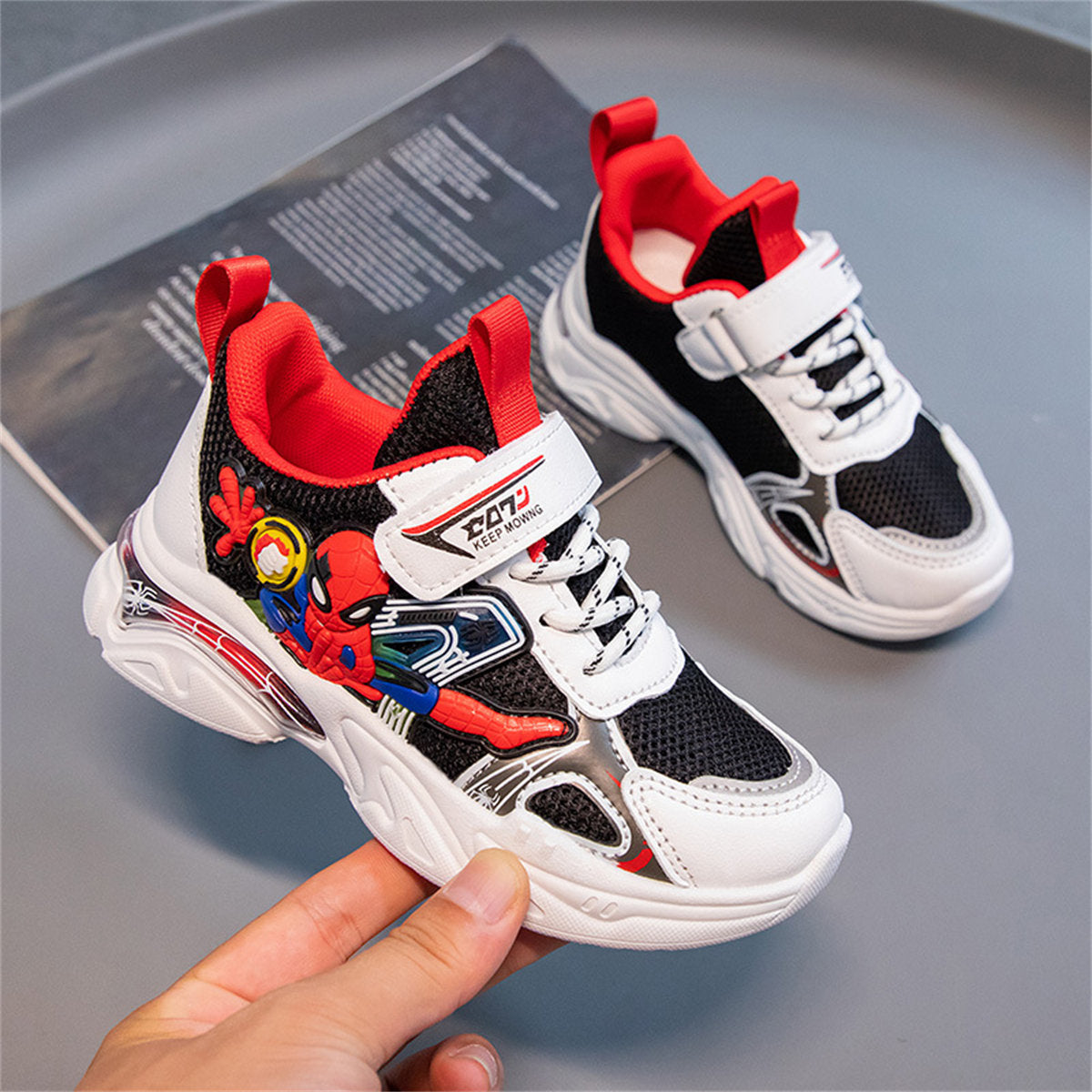 Spider-Man Velcro sneakers for middle and large kids