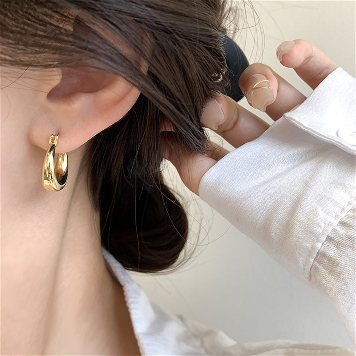 Women's simple and cool hoop earrings for daily outings