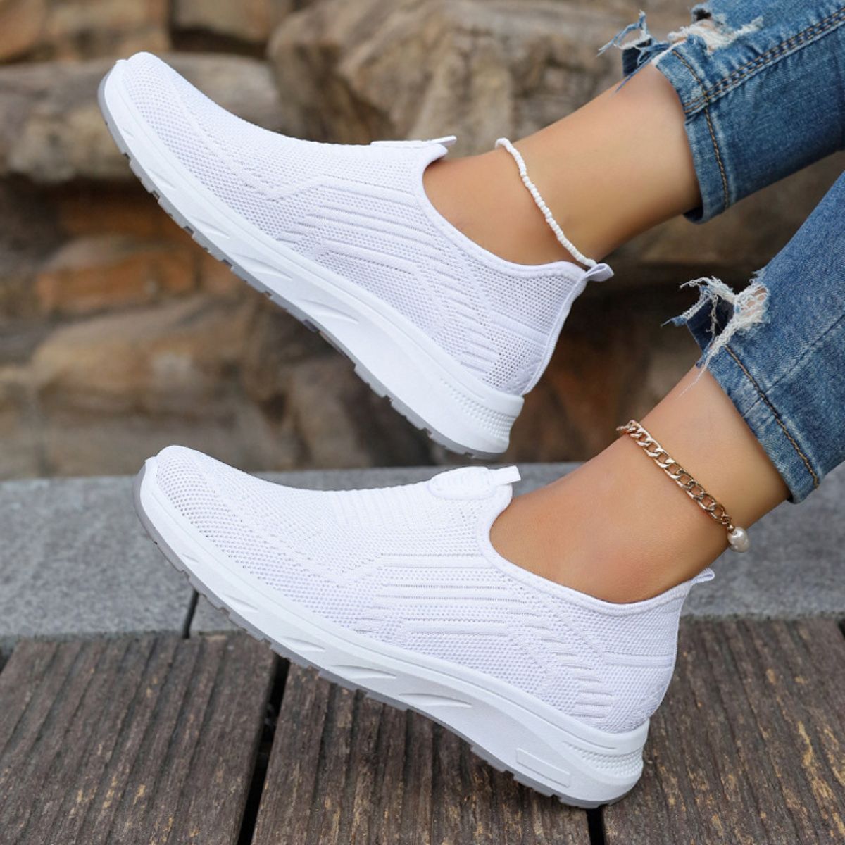 Comfortable flying woven slip-on shoes for mothers women