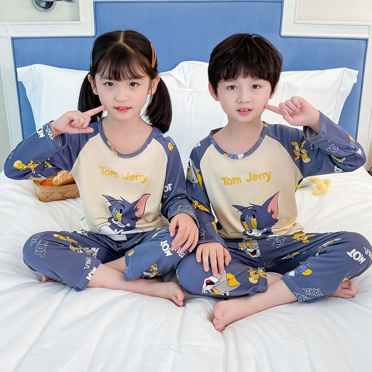 Autumn long-sleeved boys and girls cartoon casual suit