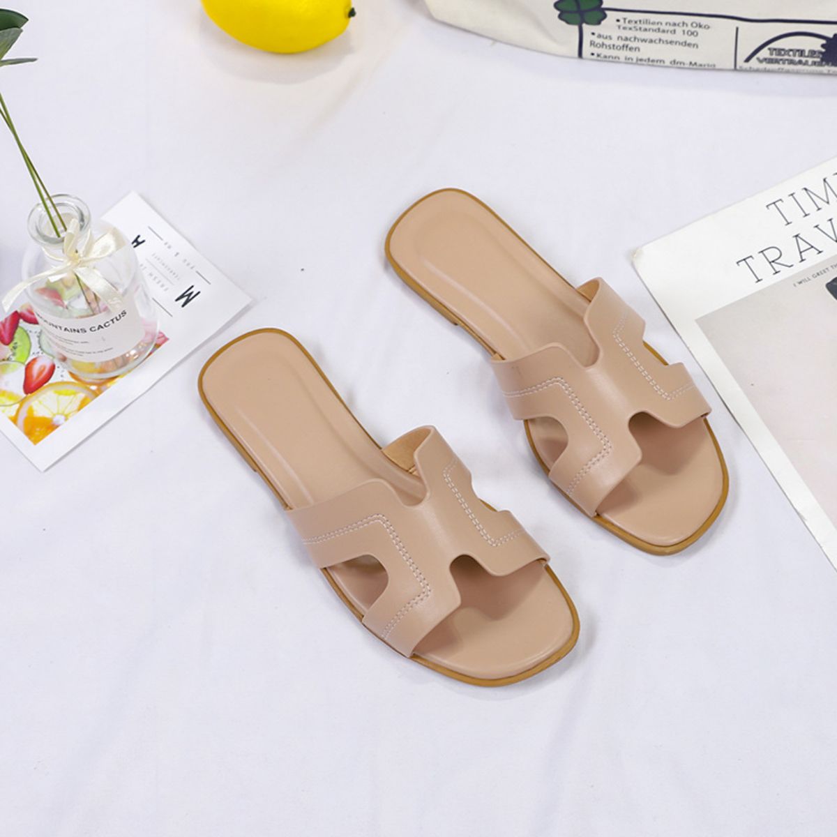 Fashionable flat sandals