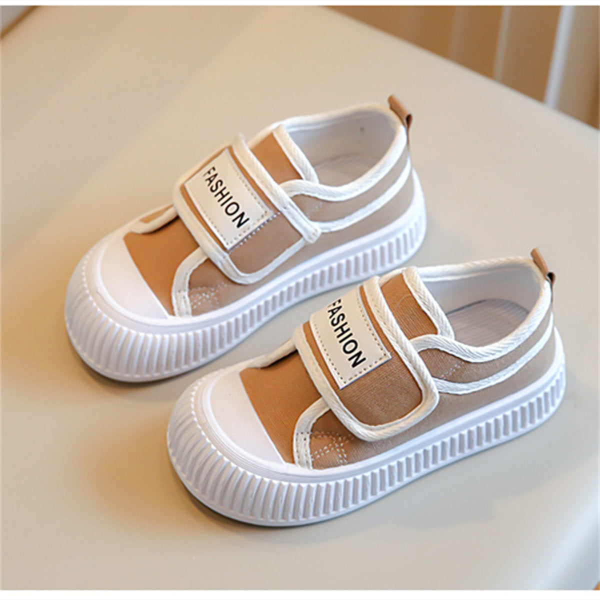 Medium and large girls' soft sole casual style letter style sweet and cool low-top canvas shoes