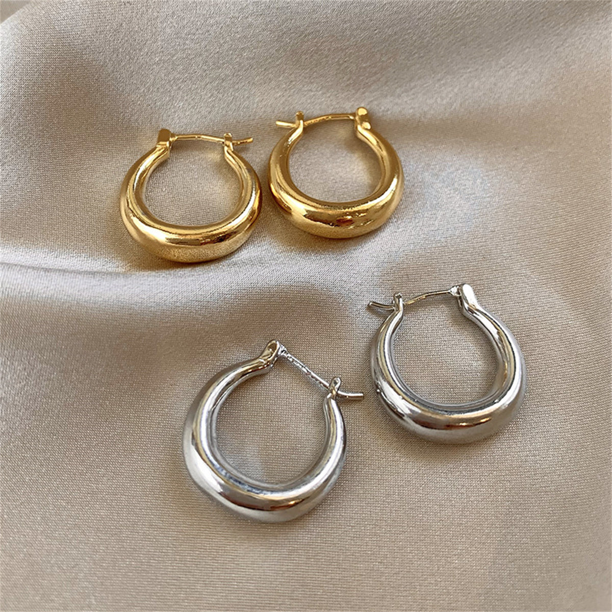 Women's simple and cool hoop earrings for daily outings