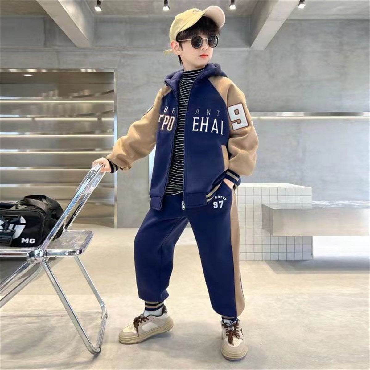 Medium and large boys' color matching letter style casual urban style plus velvet thickened cardigan suit