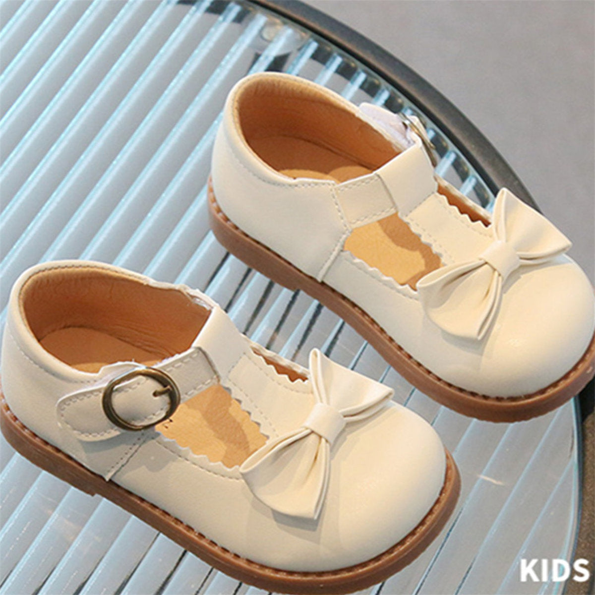 Little girl's spring and autumn cute sweet style butterfly soft bottom non-slip flat leather shoes