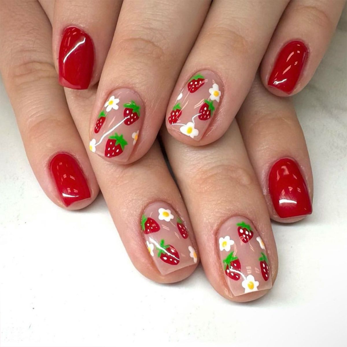 Glossy cute strawberry white flower temperament sweet and versatile nail art piece removable