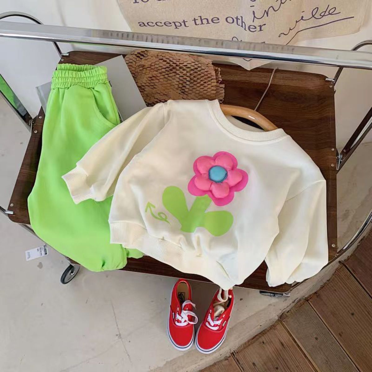 Girls suits new spring and autumn a complete set of children's three-dimensional flower sweater trousers two-piece suit