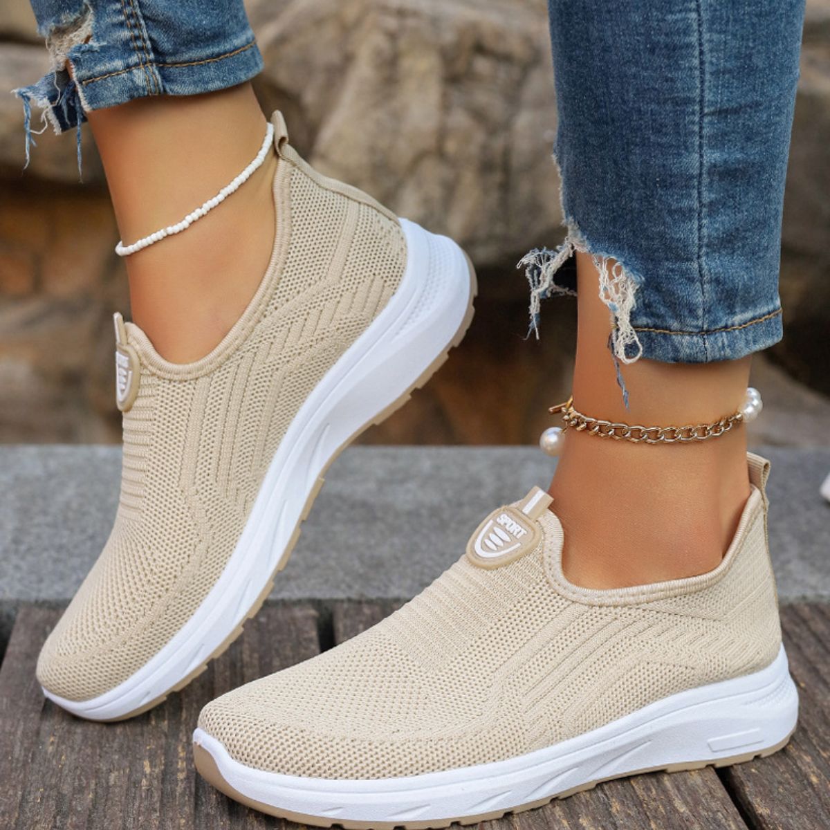 Comfortable flying woven slip-on shoes for mothers women