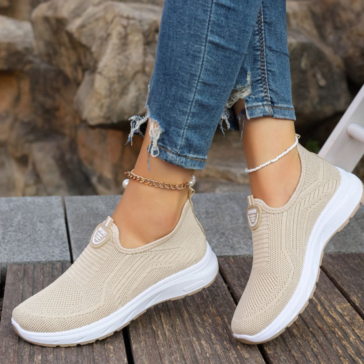 Comfortable flying woven slip-on shoes for mothers women