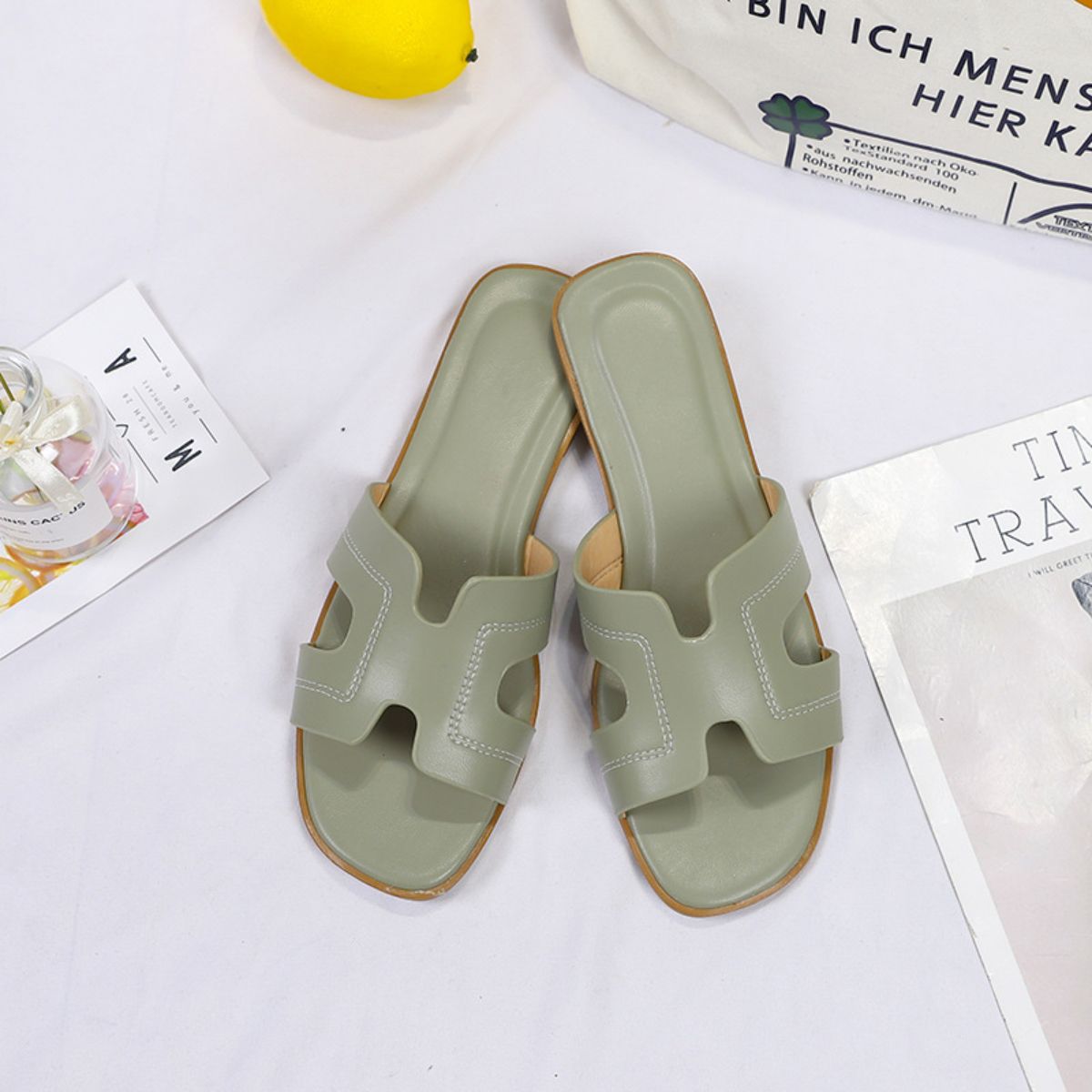 Fashionable flat sandals