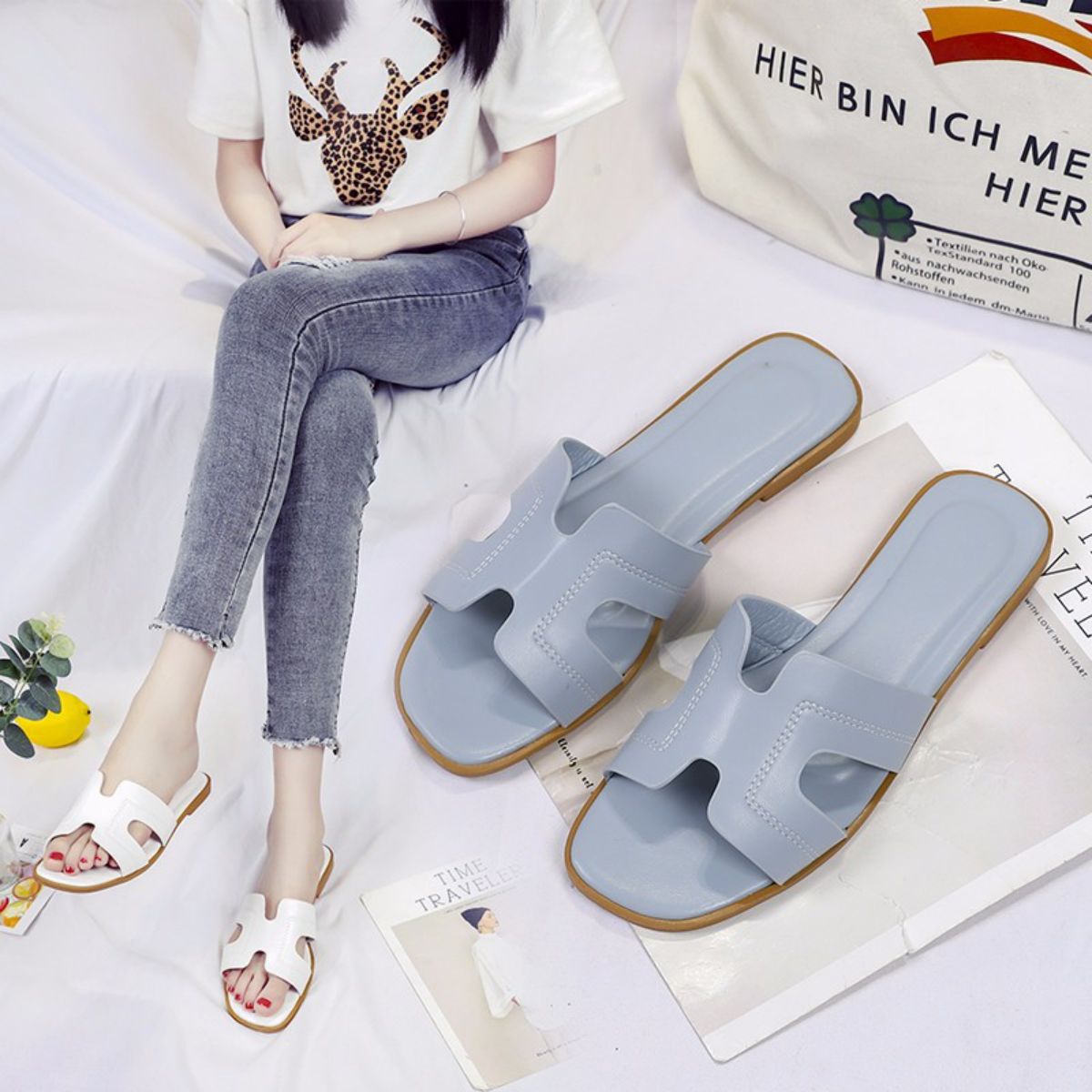 Fashionable flat sandals