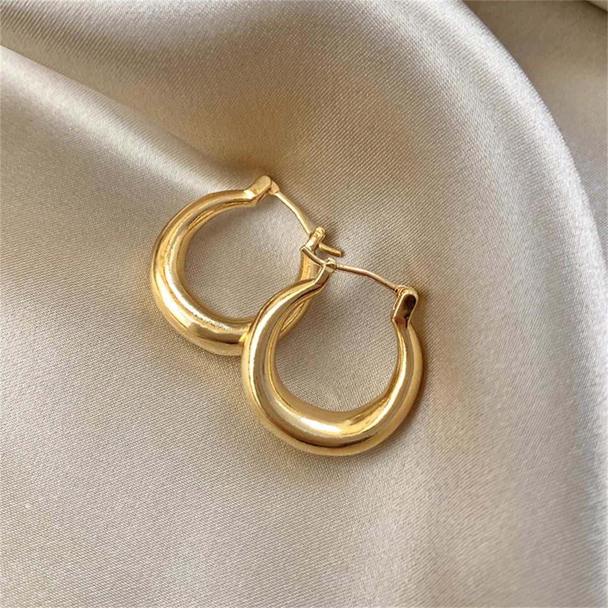 Women's simple and cool hoop earrings for daily outings