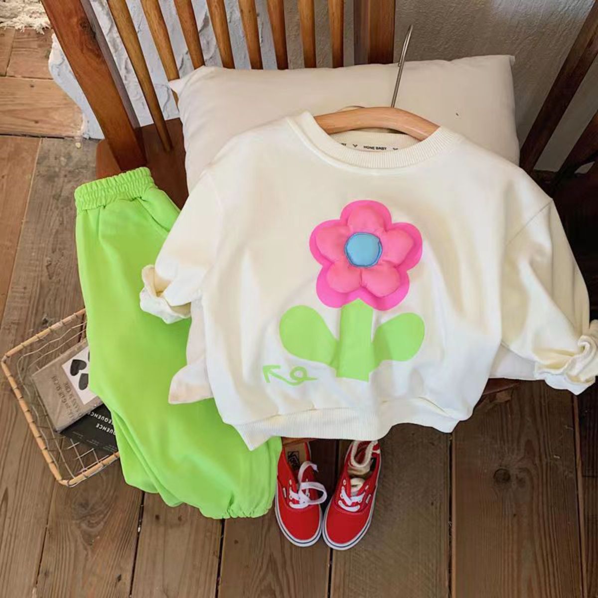 Girls suits new spring and autumn a complete set of children's three-dimensional flower sweater trousers two-piece suit