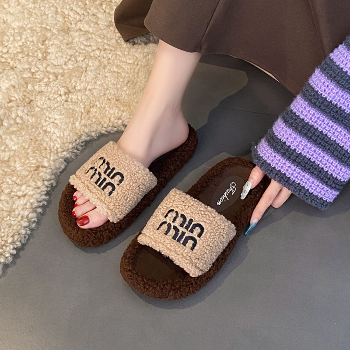 Thick-soled Chanel-style fashionable and versatile furry slippers