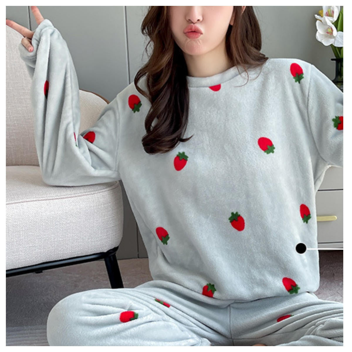 Women's autumn and winter round neck coral fleece pajamas with printed strawberry