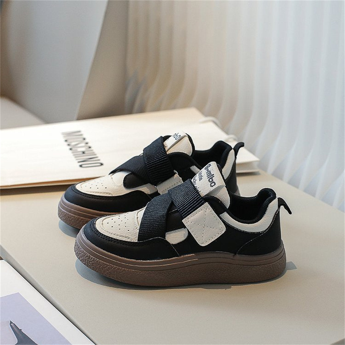 Black and white contrast casual sports style soft-soled low-top canvas shoes for middle and large children