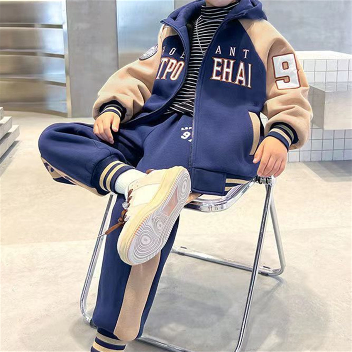 Medium and large boys' color matching letter style casual urban style plus velvet thickened cardigan suit