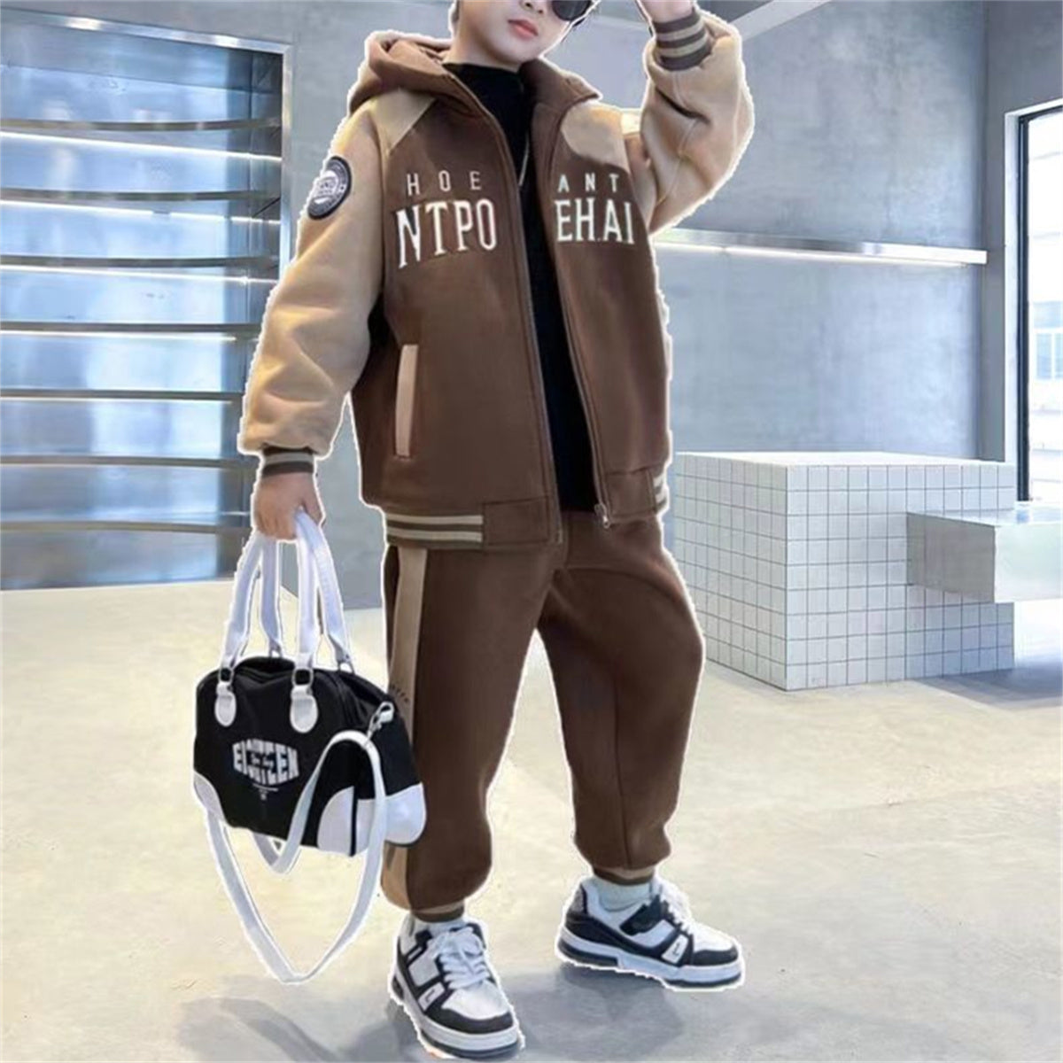 Medium and large boys' color matching letter style casual urban style plus velvet thickened cardigan suit