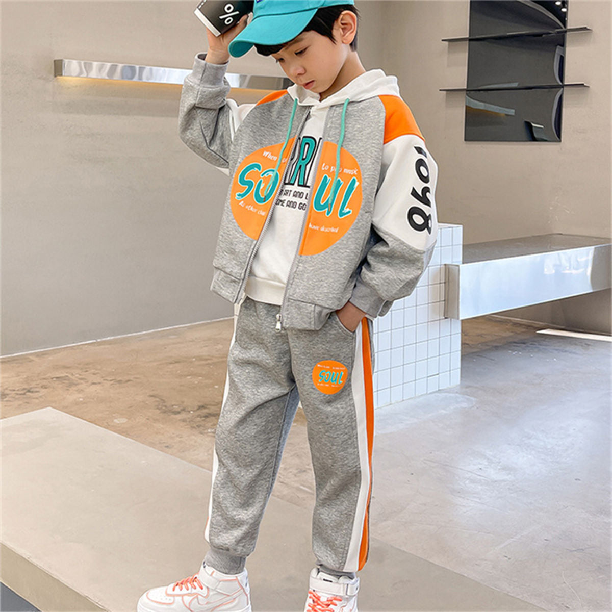 Two-piece color matching sweater suit for middle and large boys in autumn and winter