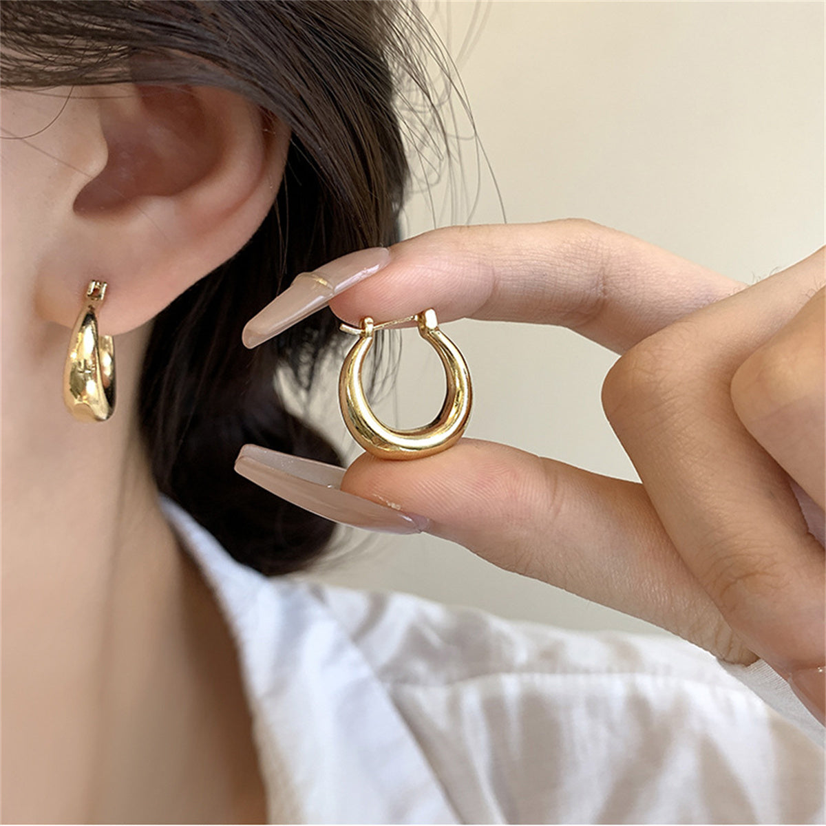 Women's simple and cool hoop earrings for daily outings