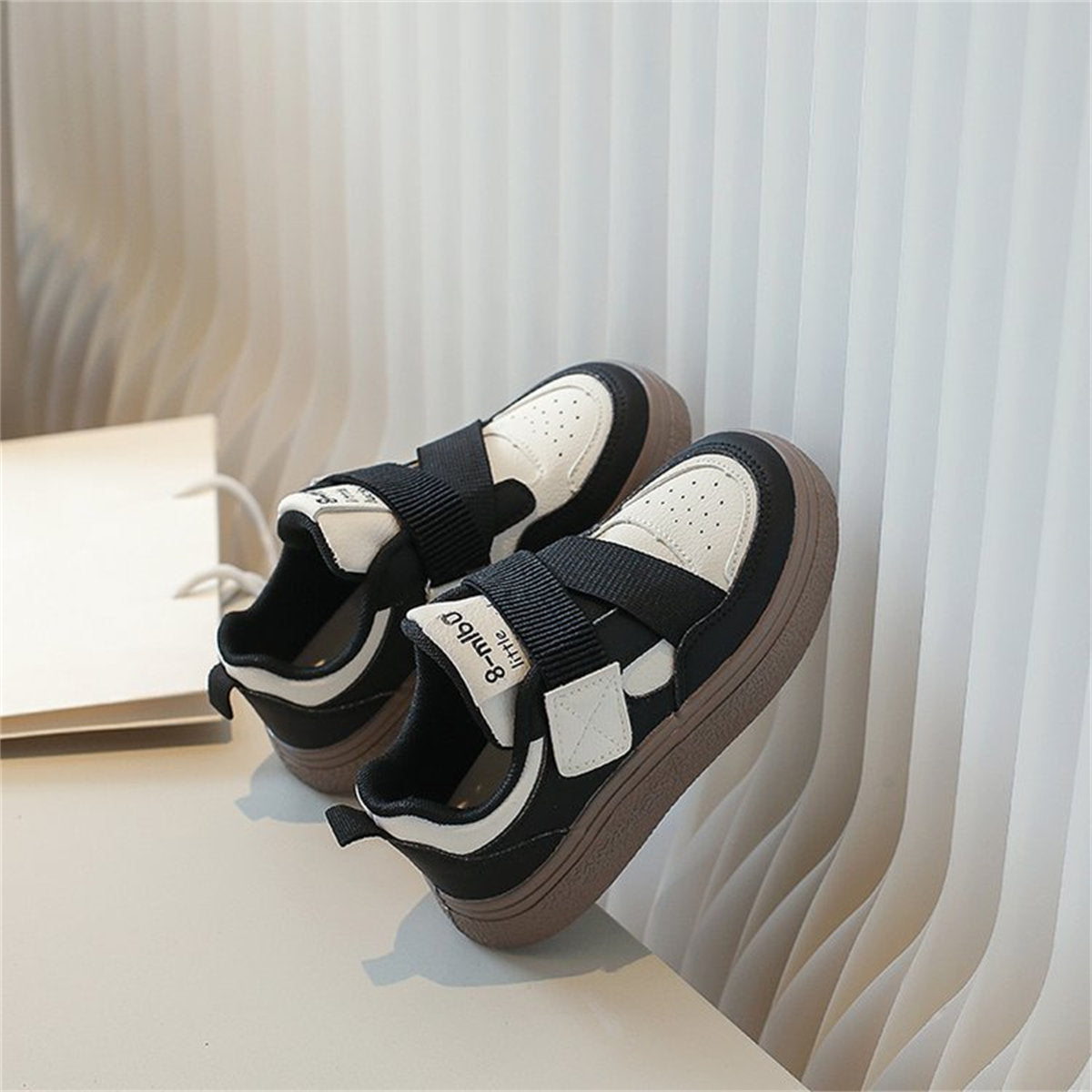 Black and white contrast casual sports style soft-soled low-top canvas shoes for middle and large children