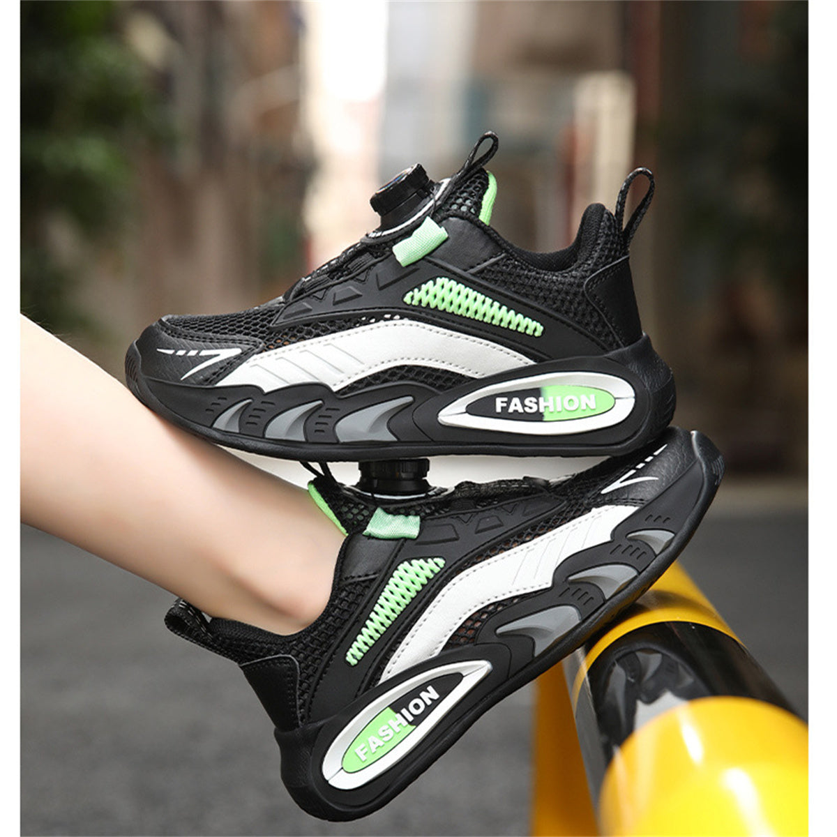 Big boy's color matching design hollow mesh breathable soft sole running sneakers