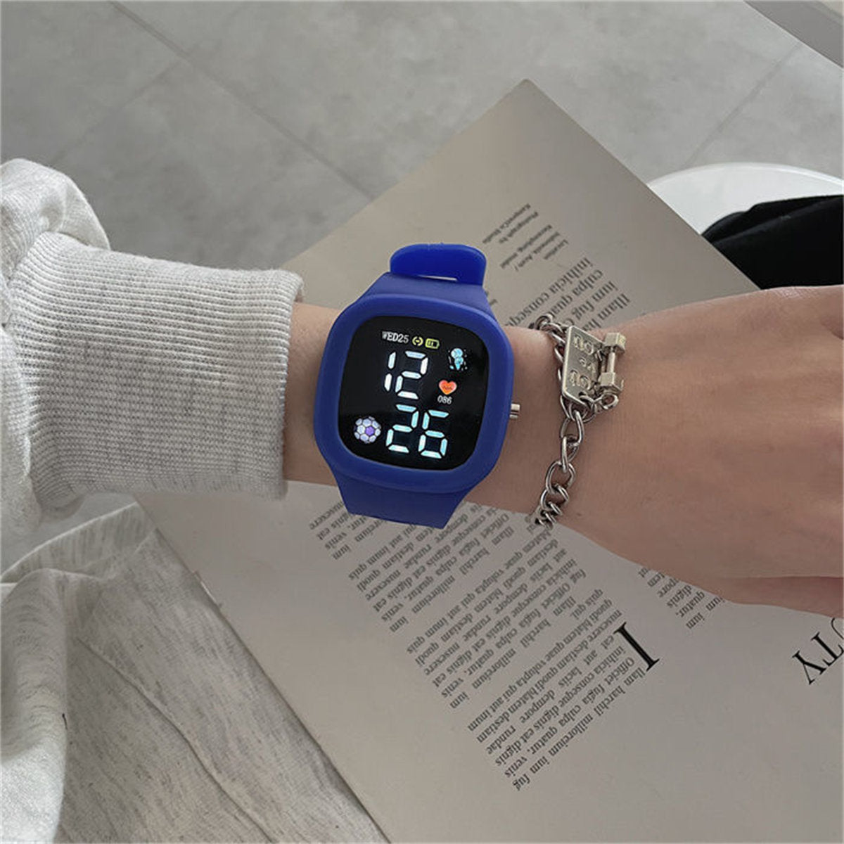 Children's simple solid color college style LED time convenient electronic watch