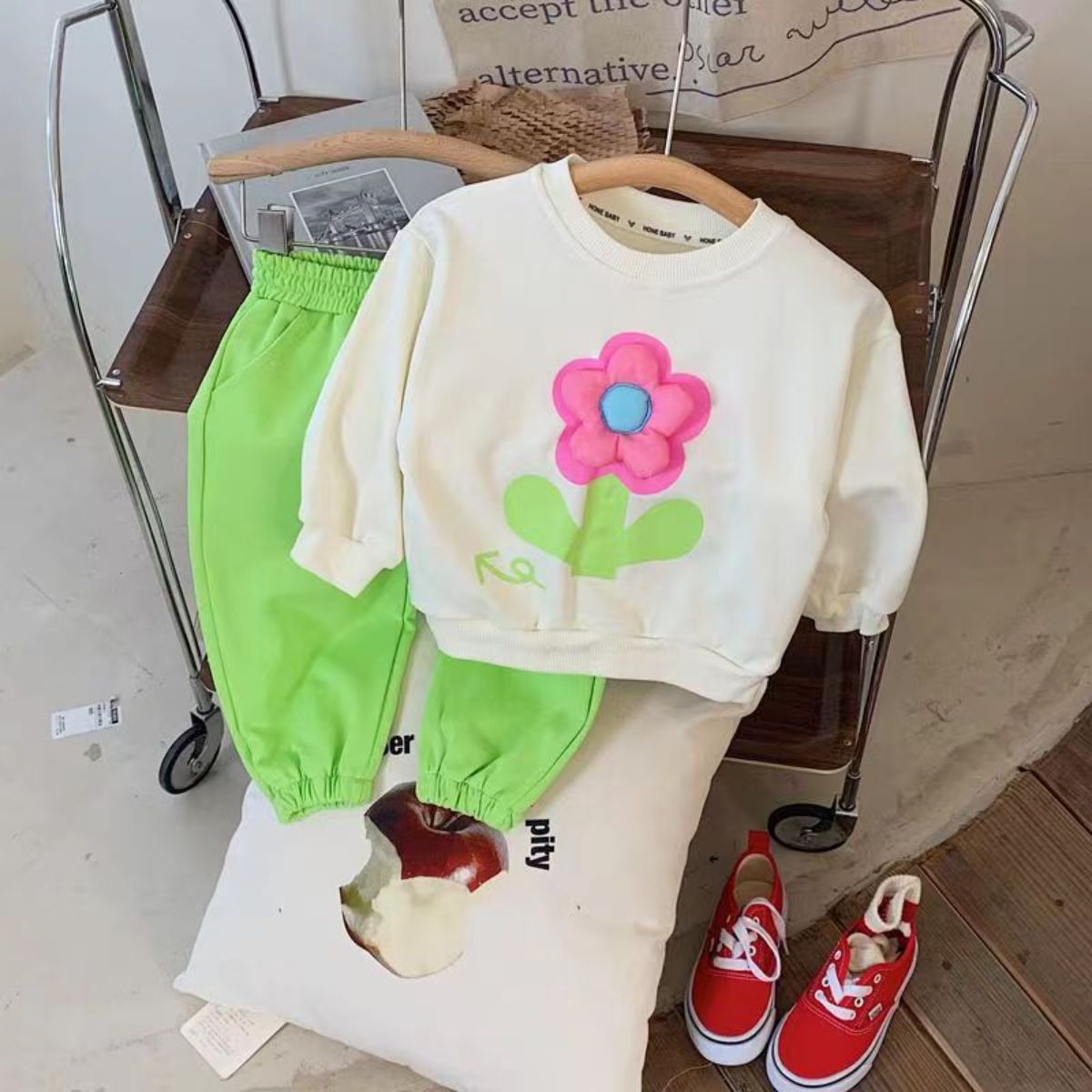 Girls suits new spring and autumn a complete set of children's three-dimensional flower sweater trousers two-piece suit