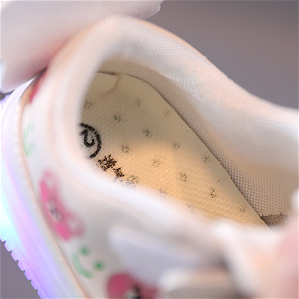 Cute pink bear style LED waterproof casual low-top sneakers for kids and girls