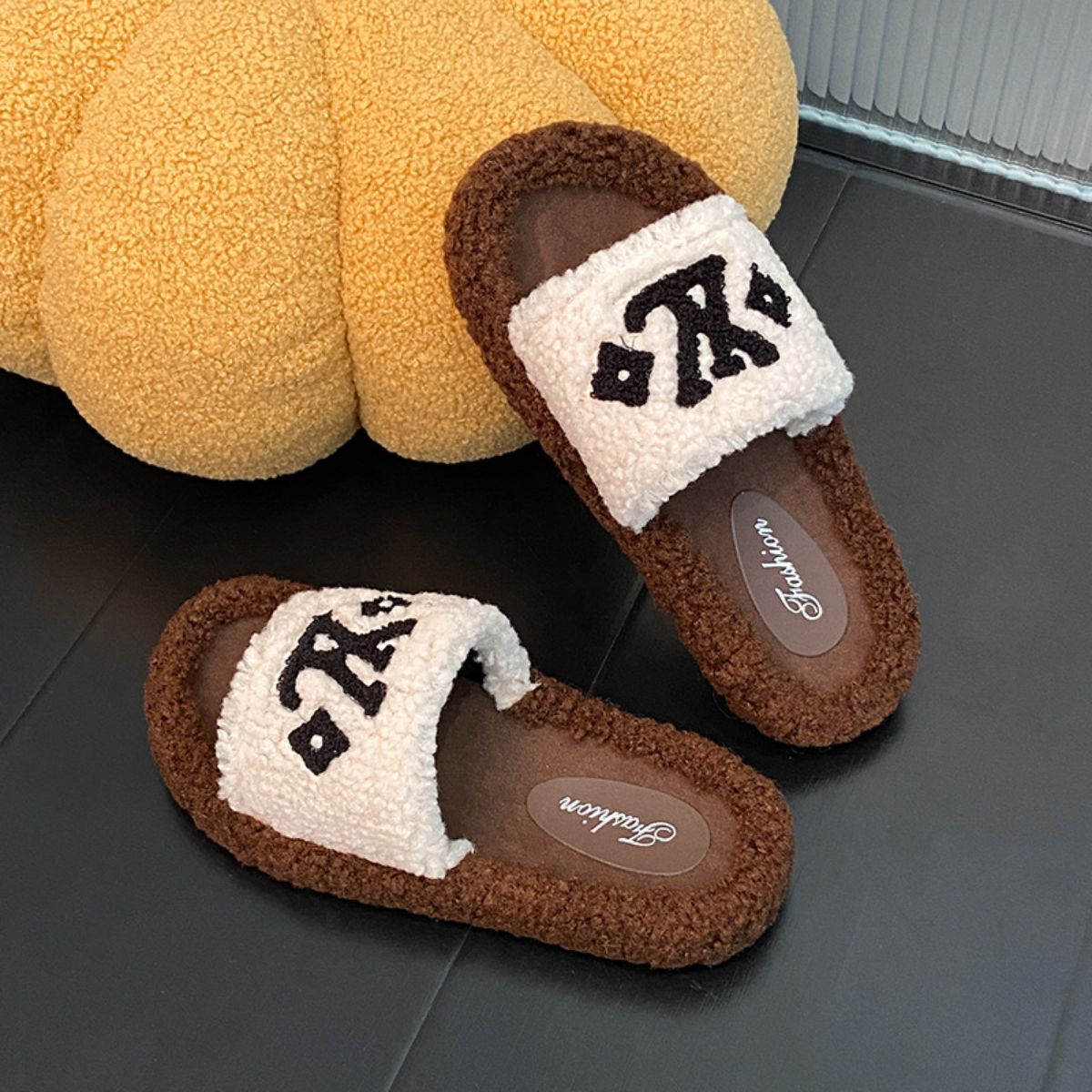 Versatile retro comfortable stylish fur slippers