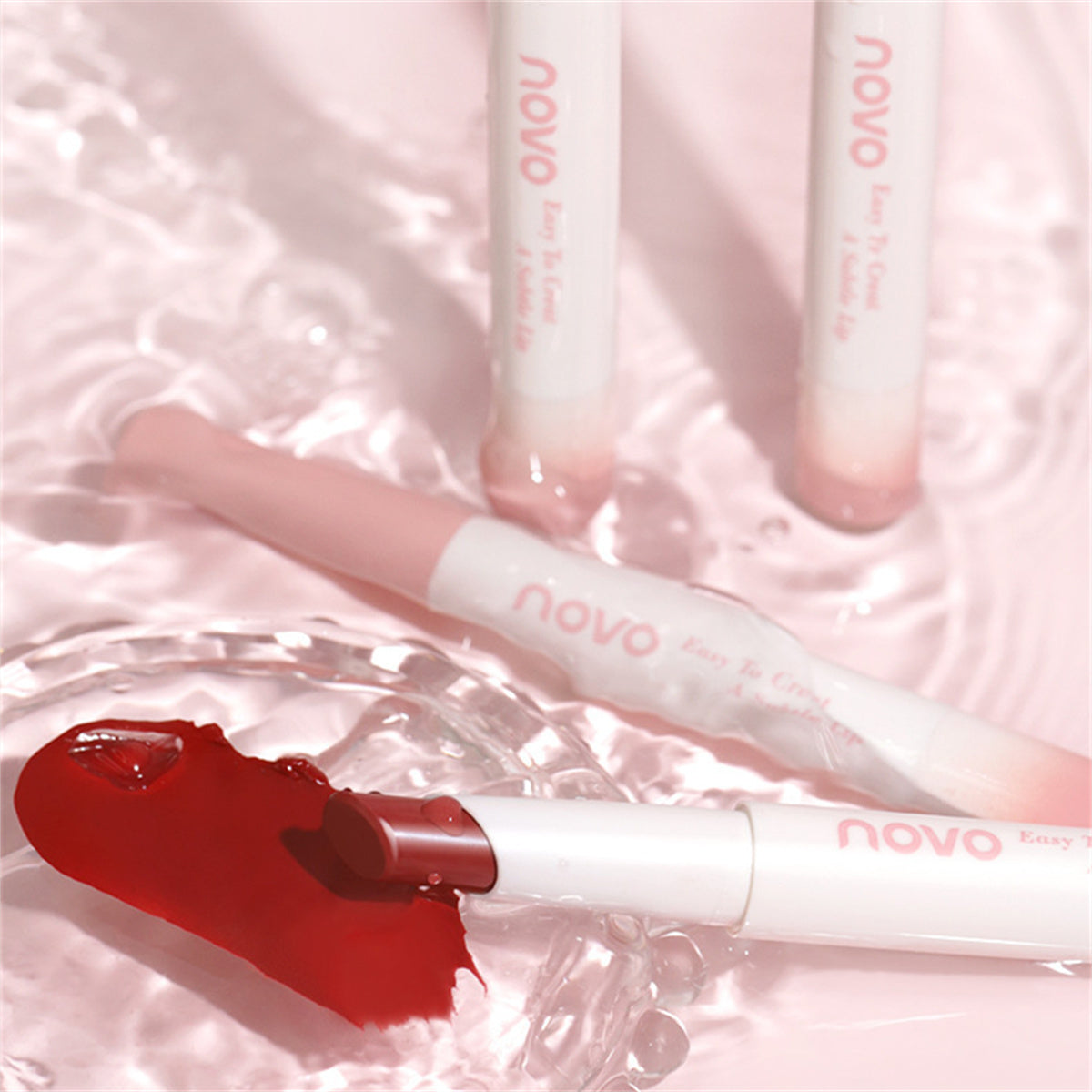 Watery mirror lip glaze does not stick to cups and does not fade. Party-style moist lip glaze