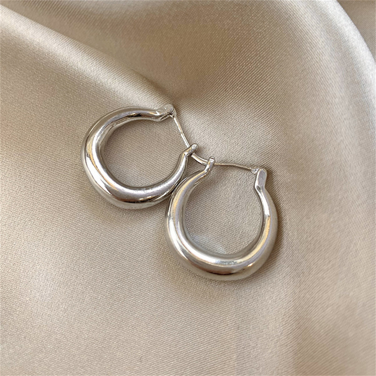 Women's simple and cool hoop earrings for daily outings