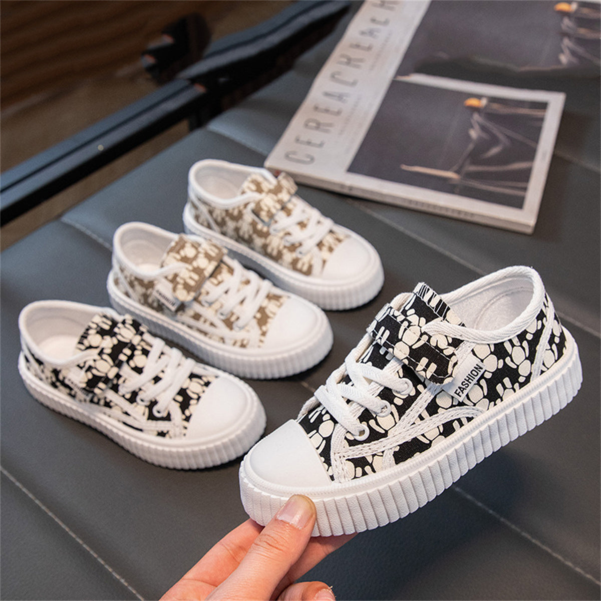 Medium and large size boys and girls' low-top canvas shoes with cute paw prints