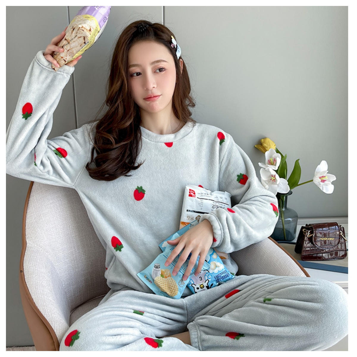 Women's autumn and winter round neck coral fleece pajamas with printed strawberry