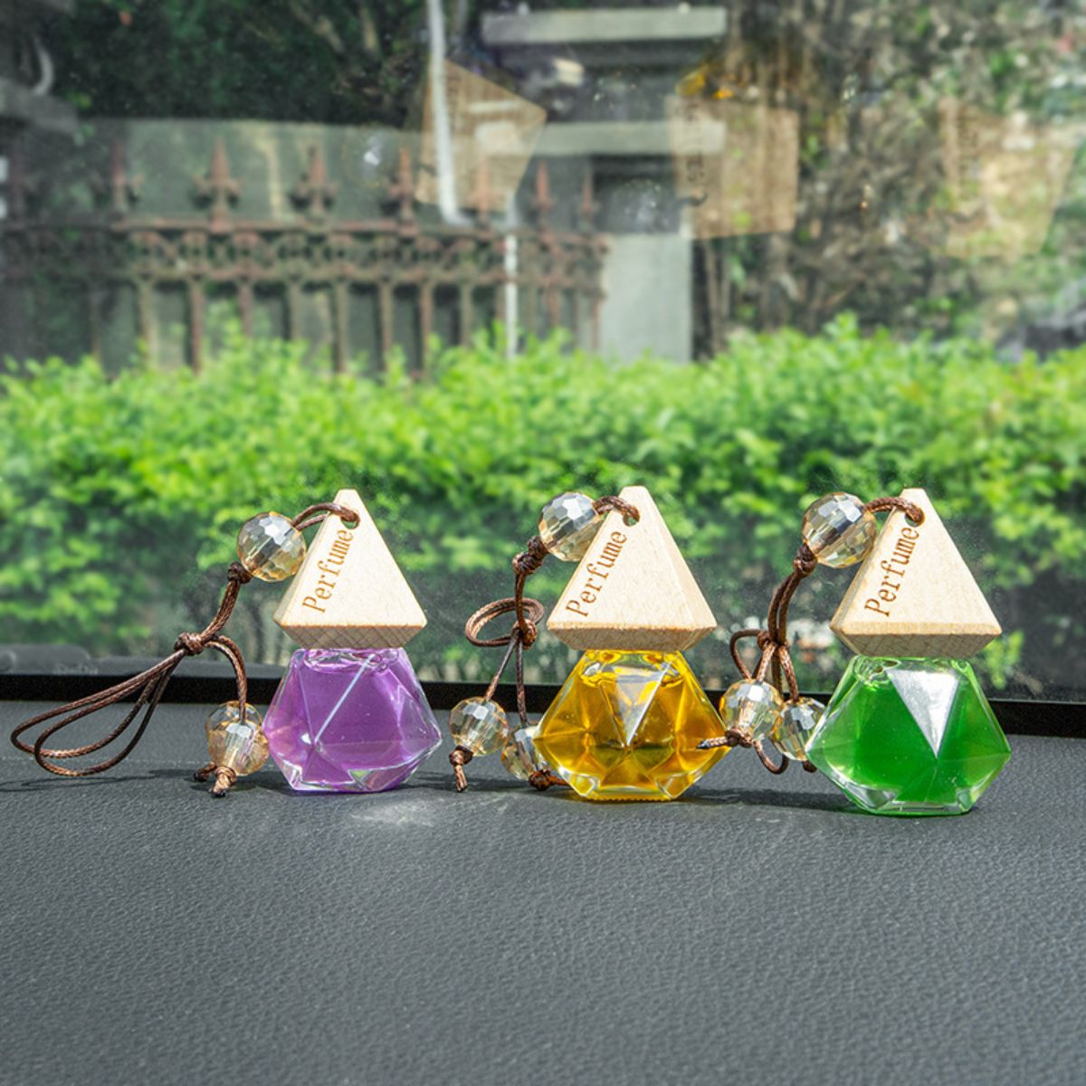 Car perfume pendant, high-end long-lasting light fragrance for men and women, car-specific accessories pendant, aromatherapy and deodorization