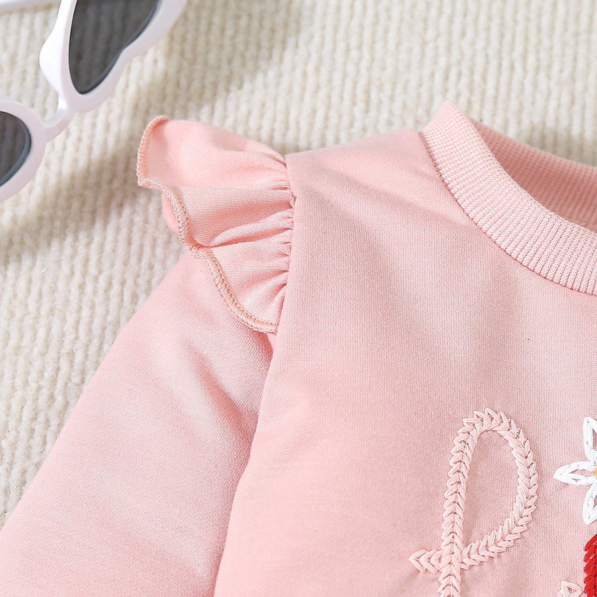 Girls sweatshirt set with letter embroidery, fashionable and sweet, ruffled round neck sweatshirt and sweatpants, loose and casual 2-piece set